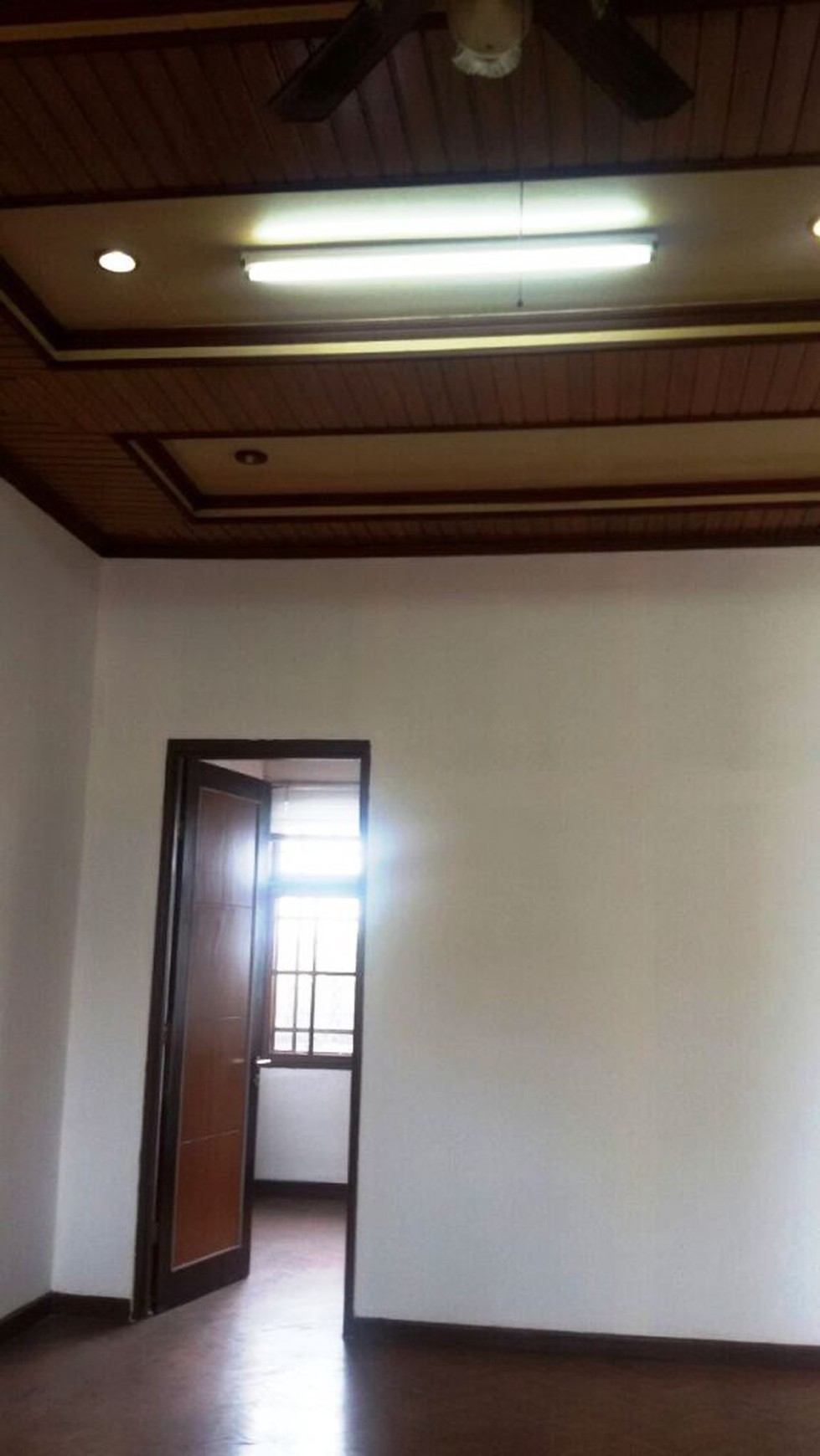 Rumah pinggir jalan,siap huni,lokasi oke di Kesehatan Bintaro Jakarta Selatan