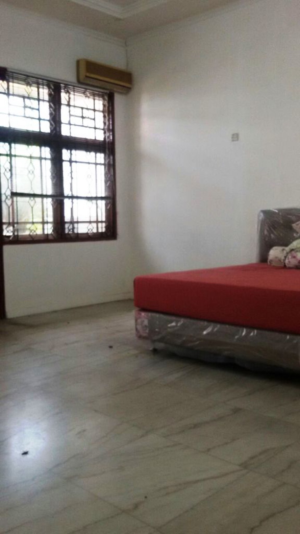 Rumah pinggir jalan,siap huni,lokasi oke di Kesehatan Bintaro Jakarta Selatan