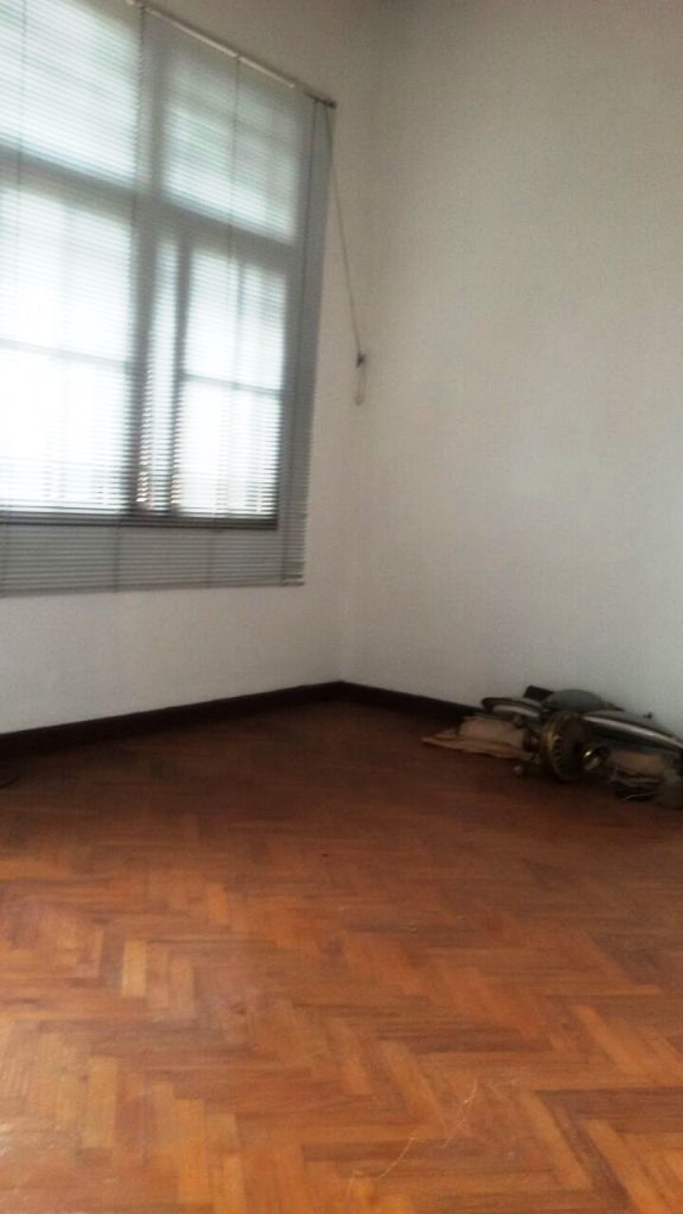 Rumah pinggir jalan,siap huni,lokasi oke di Kesehatan Bintaro Jakarta Selatan