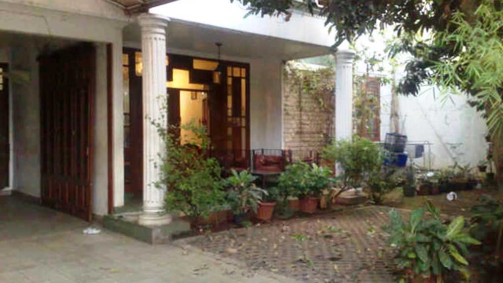 Rumah pinggir jalan,siap huni,lokasi oke di Kesehatan Bintaro Jakarta Selatan