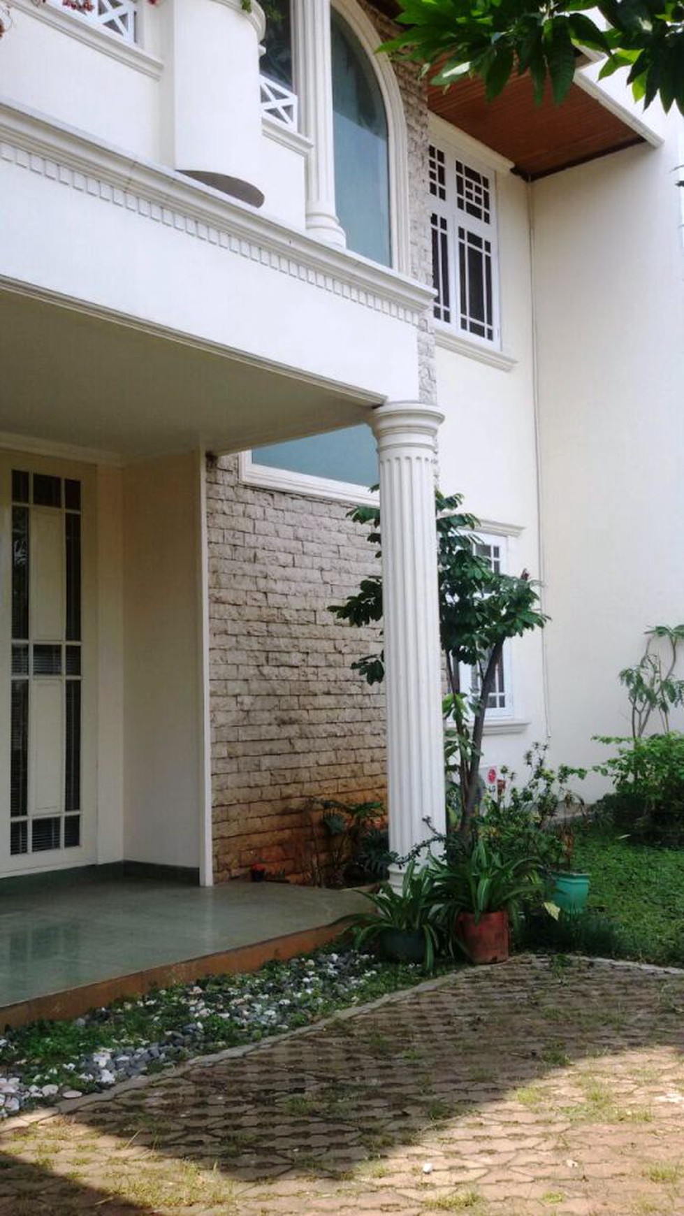 Rumah pinggir jalan,siap huni,lokasi oke di Kesehatan Bintaro Jakarta Selatan