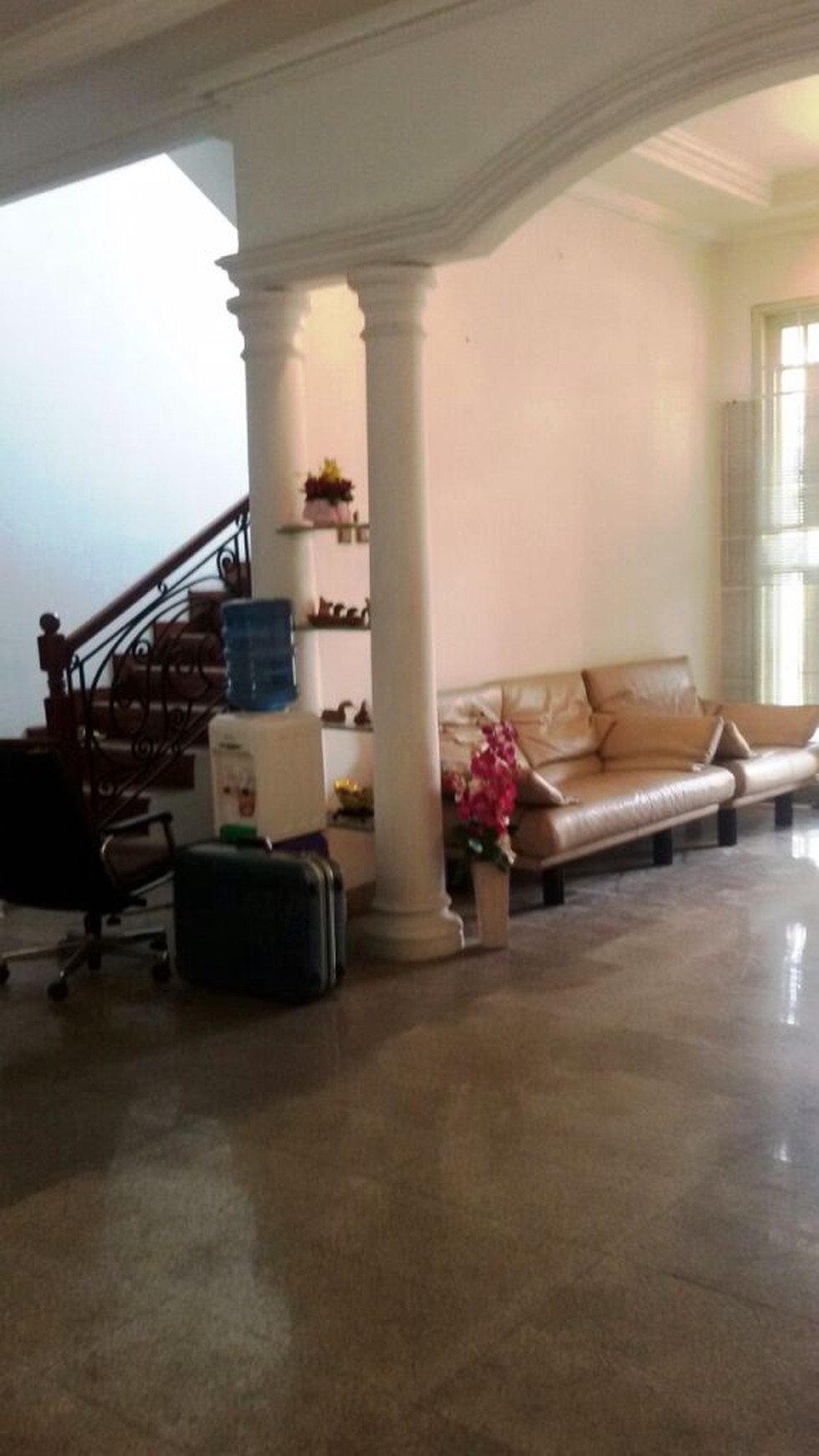 Rumah pinggir jalan,siap huni,lokasi oke di Kesehatan Bintaro Jakarta Selatan