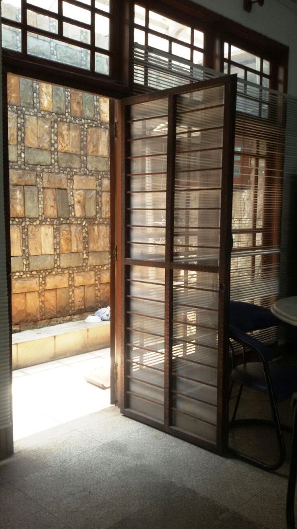 Rumah pinggir jalan,siap huni,lokasi oke di Kesehatan Bintaro Jakarta Selatan