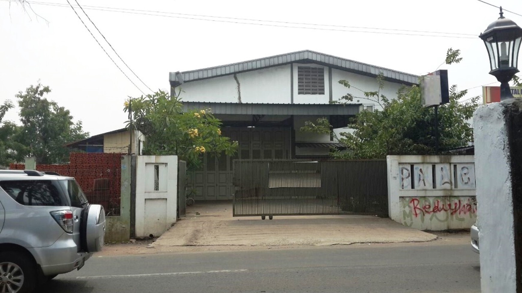 Workshop pinggir jalan,cocok buka usaha besar ,strategis,siap huni di Pondok Ranji