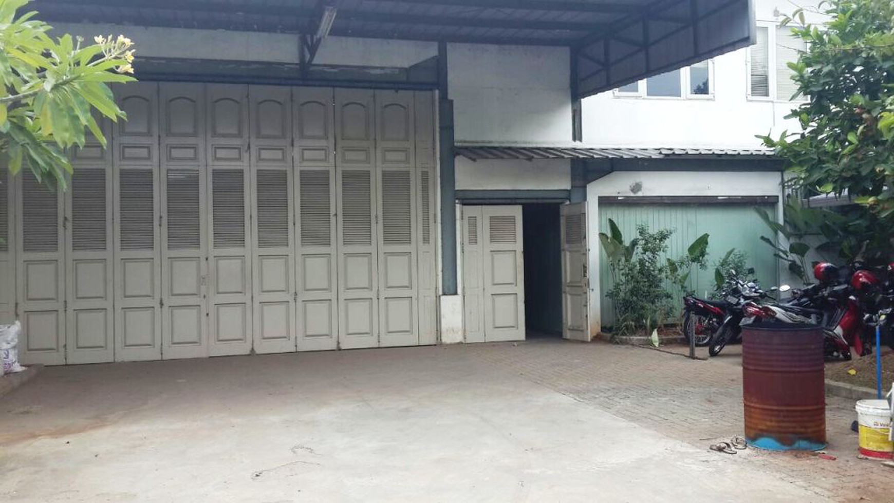 Workshop pinggir jalan,cocok buka usaha besar ,strategis,siap huni di Pondok Ranji