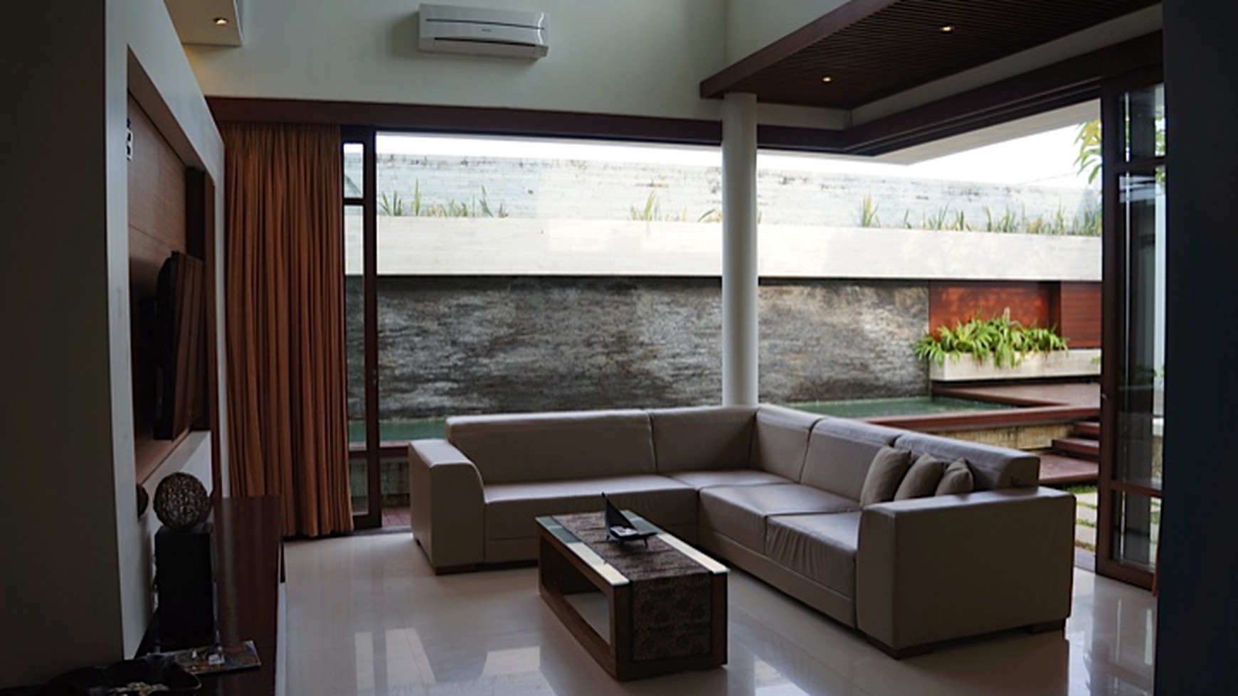 Exclusive Villa For Rent 3 Bedrooms in Sanur Fully Furnish Rice Field View