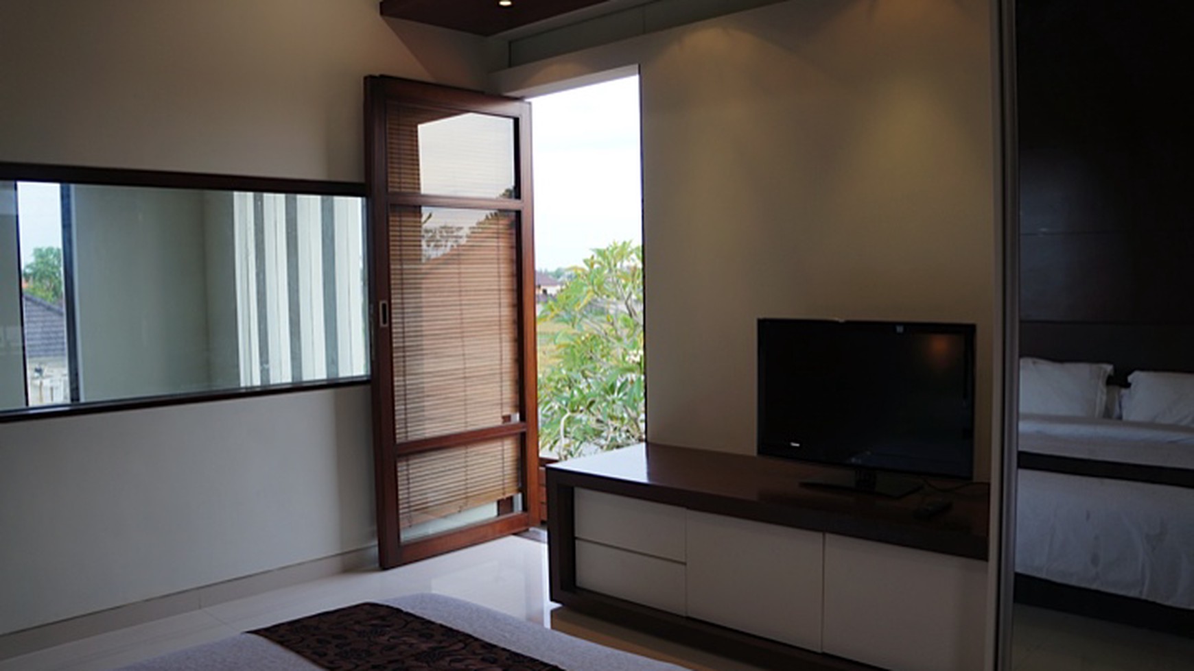 Exclusive Villa For Rent 3 Bedrooms in Sanur Fully Furnish Rice Field View