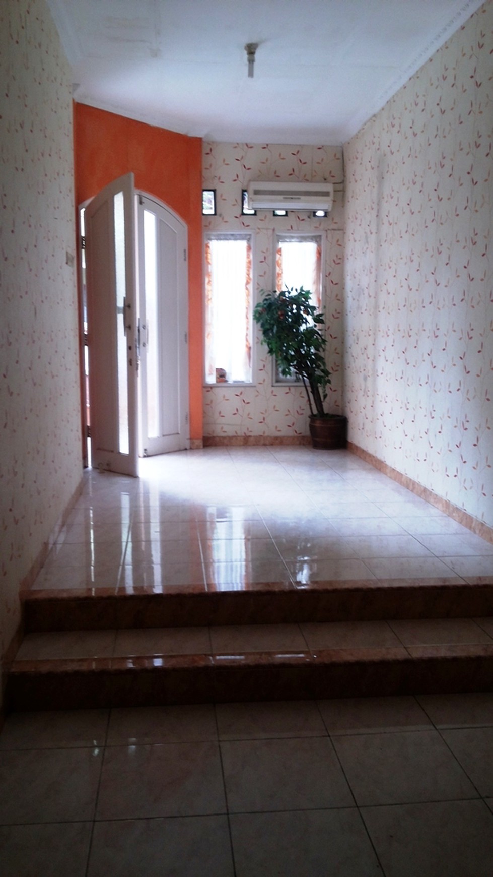 Rumah siap huni, AC, kamar tidur utama ada km mandi dalam, kitchen set, dekat dg tmpt ibadah, sekolah, mal,