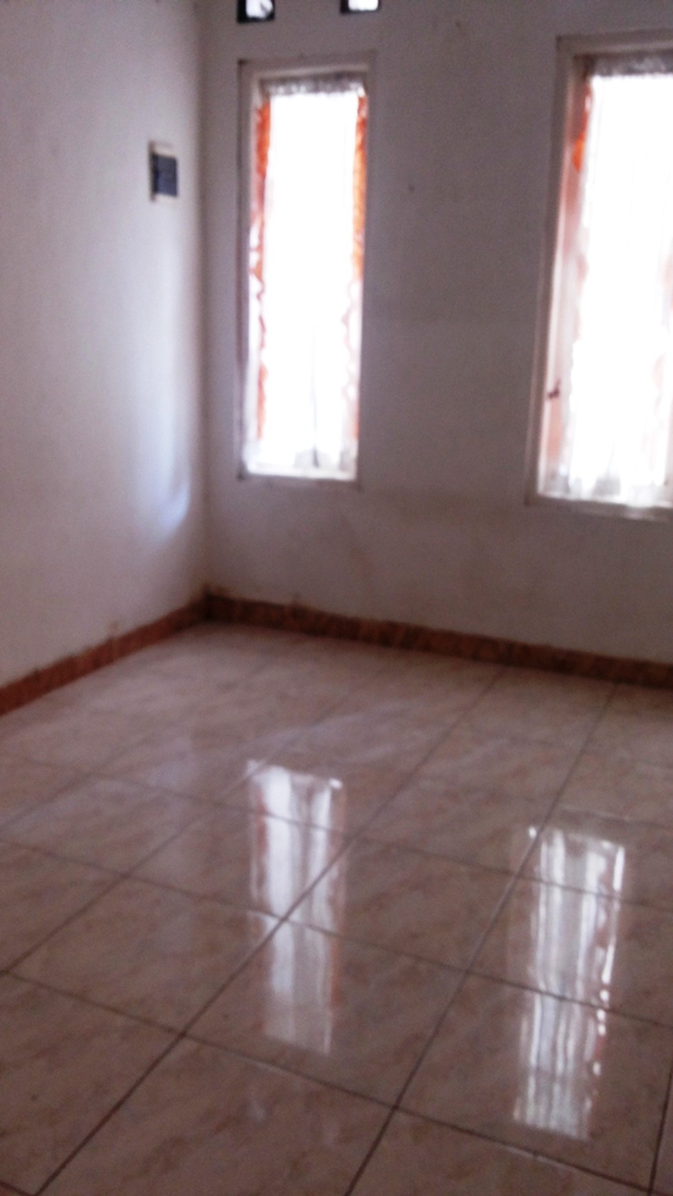 Rumah siap huni, AC, kamar tidur utama ada km mandi dalam, kitchen set, dekat dg tmpt ibadah, sekolah, mal,