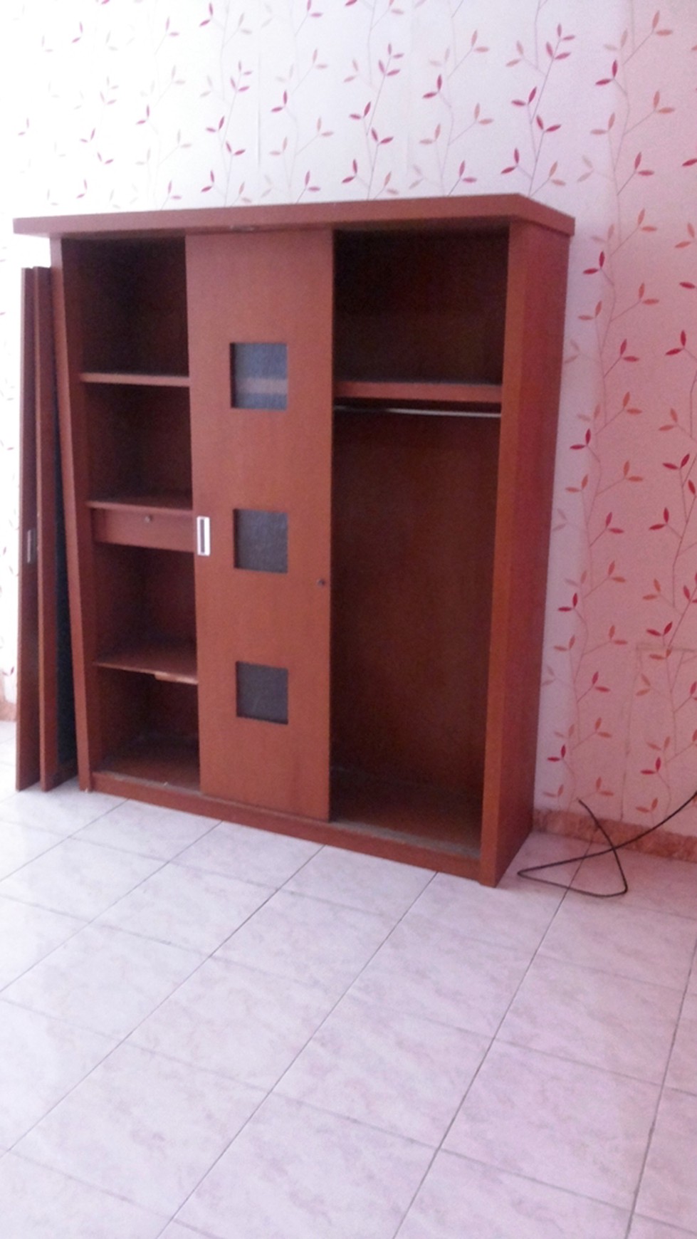 Rumah siap huni, AC, kamar tidur utama ada km mandi dalam, kitchen set, dekat dg tmpt ibadah, sekolah, mal,