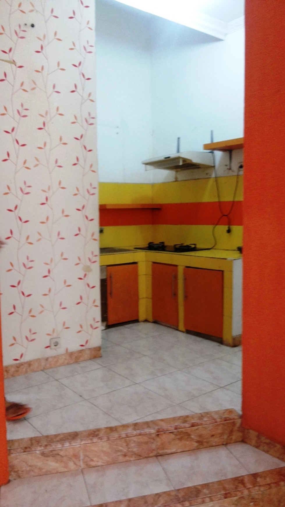 Rumah siap huni, AC, kamar tidur utama ada km mandi dalam, kitchen set, dekat dg tmpt ibadah, sekolah, mal,