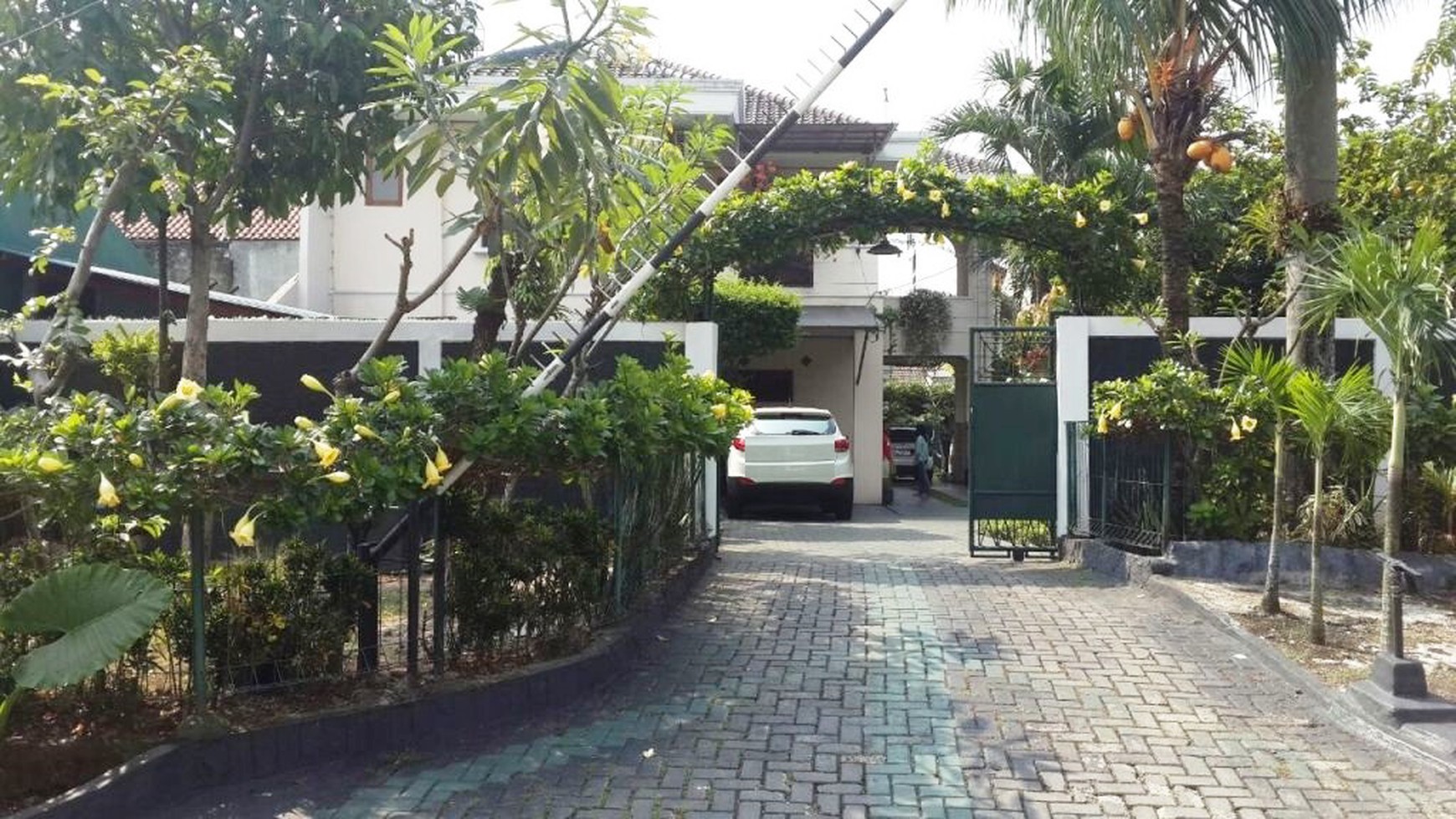 RUMAH ASRI,HALAMAN LUAS,MEDITERAN,GOOD PRICE BINTARO SEKTOR 2
