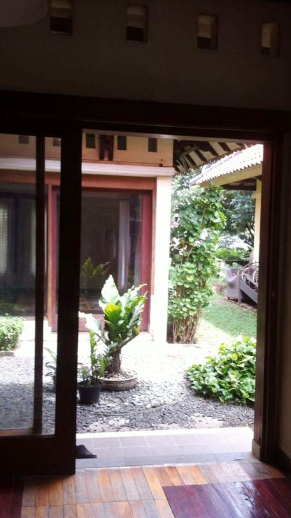 Rumah Siap Huni,lokasi oke,halaman depan luas di kesehatan Jakarta Selatan