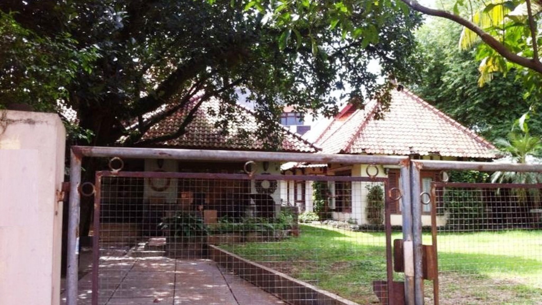 Rumah Siap Huni,lokasi oke,halaman depan luas di kesehatan Jakarta Selatan