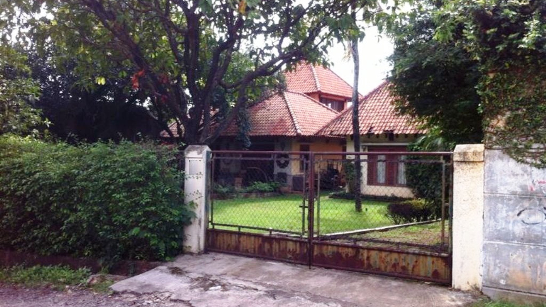 Rumah Siap Huni,lokasi oke,halaman depan luas di kesehatan Jakarta Selatan