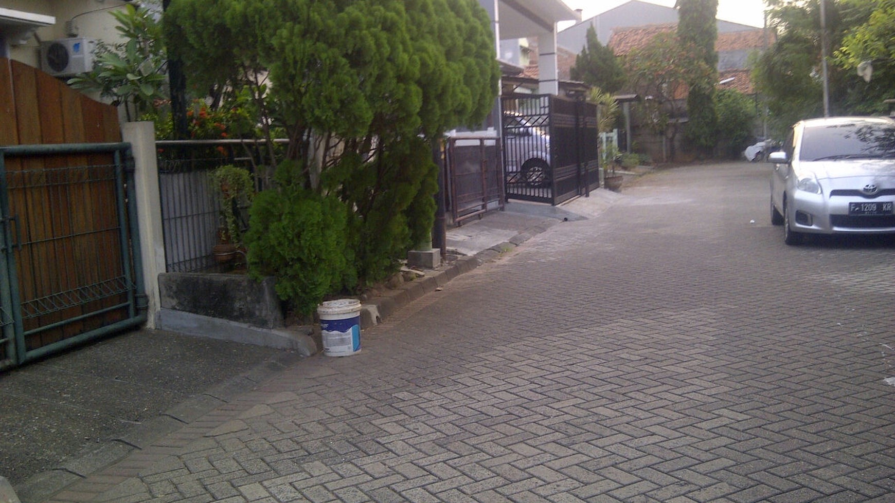 Rumah Bagus,Siap Huni,strategis di Karang Tengah Cileduk Tangerang