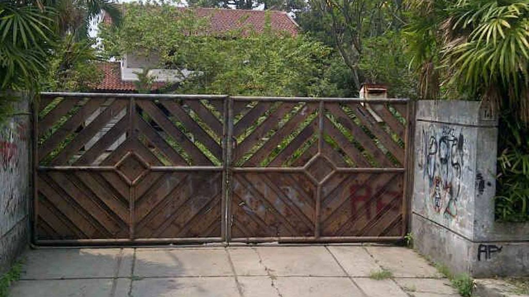 Rumah halaman luas,Bintaro Permai (dekat universitas Mustopo),strategis,nyaman..