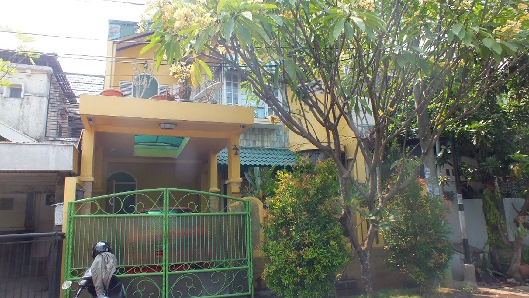 Rumah siap huni,strategis di Sektor 2.