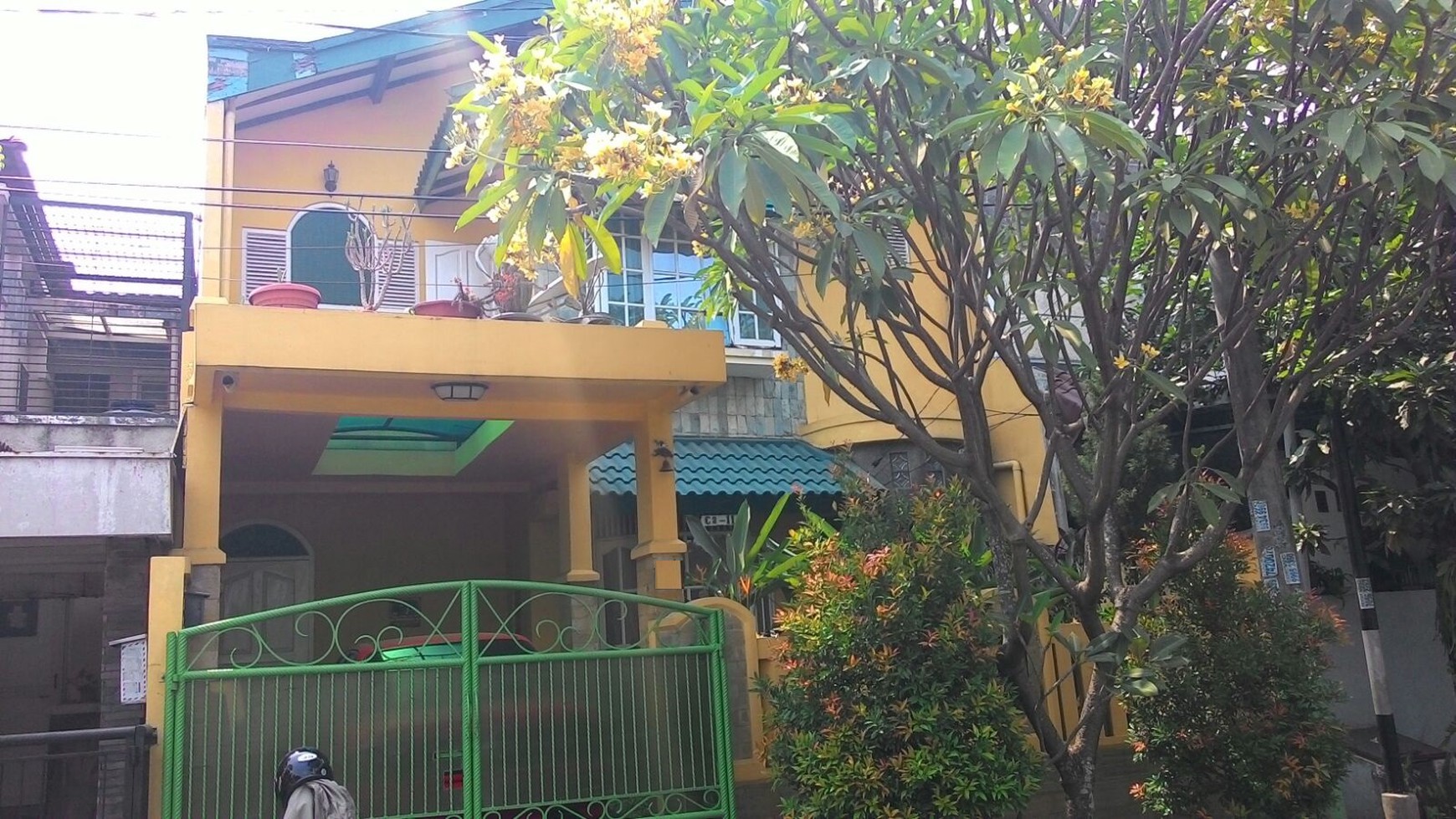 Rumah siap huni,strategis di Sektor 2.