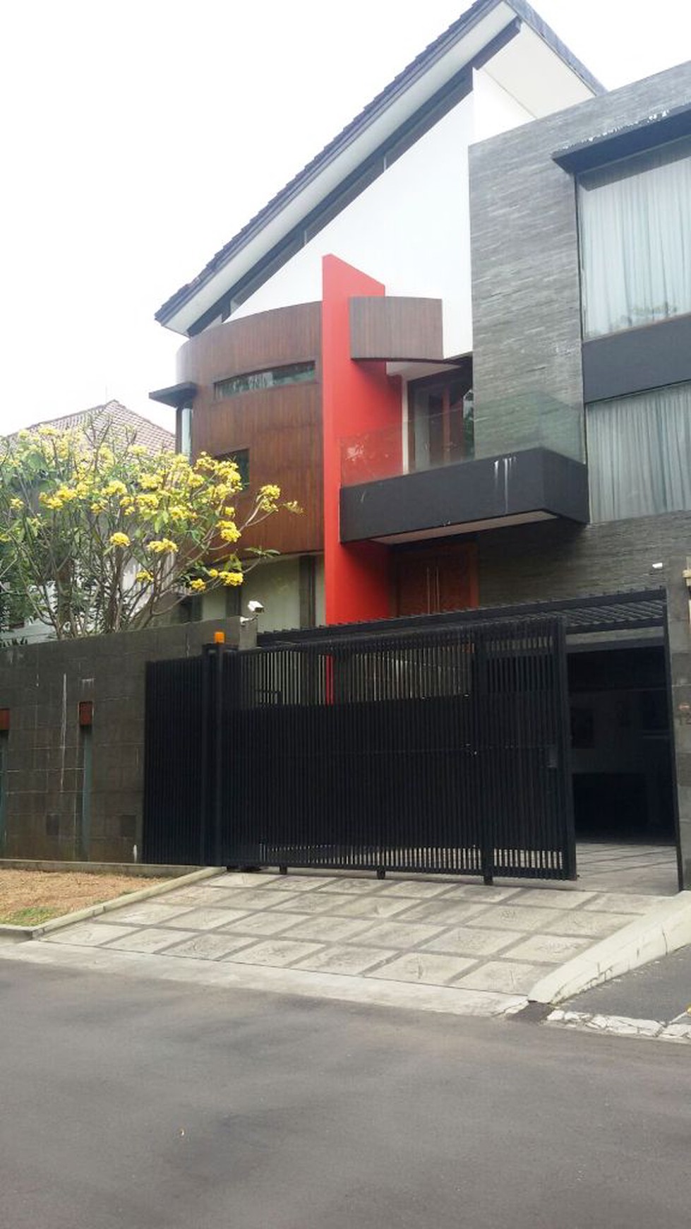 Rumah Mewah, strategis,siap huni,halaman luas di Pondok Indah