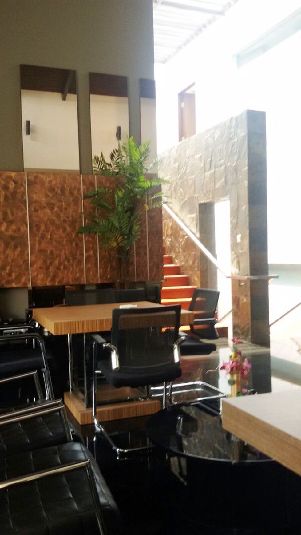 Rumah Mewah, strategis,siap huni,halaman luas di Pondok Indah