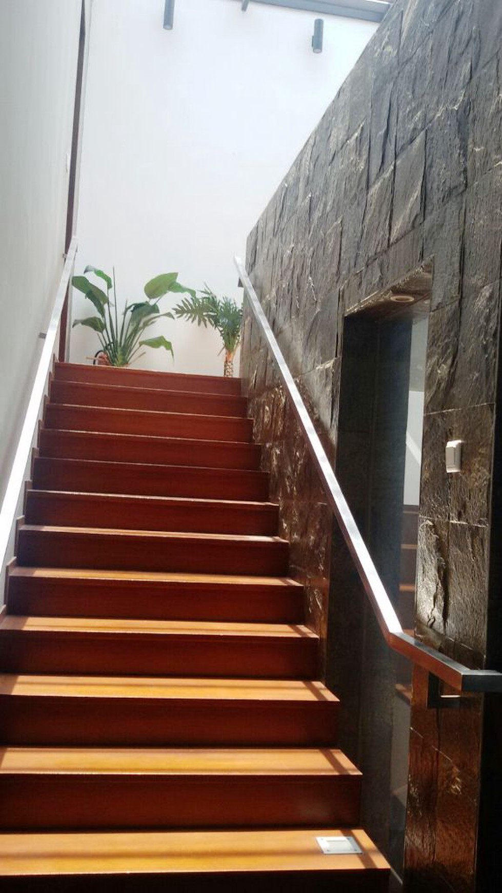 Rumah Mewah, strategis,siap huni,halaman luas di Pondok Indah