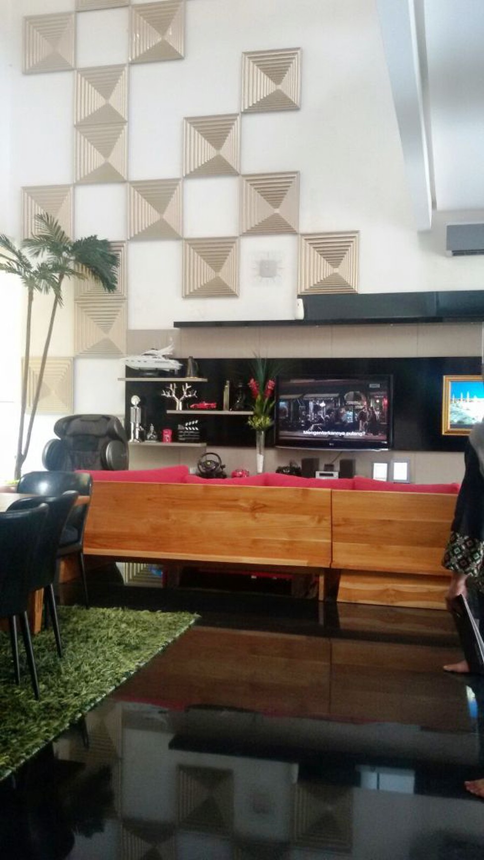 Rumah Mewah, strategis,siap huni,halaman luas di Pondok Indah