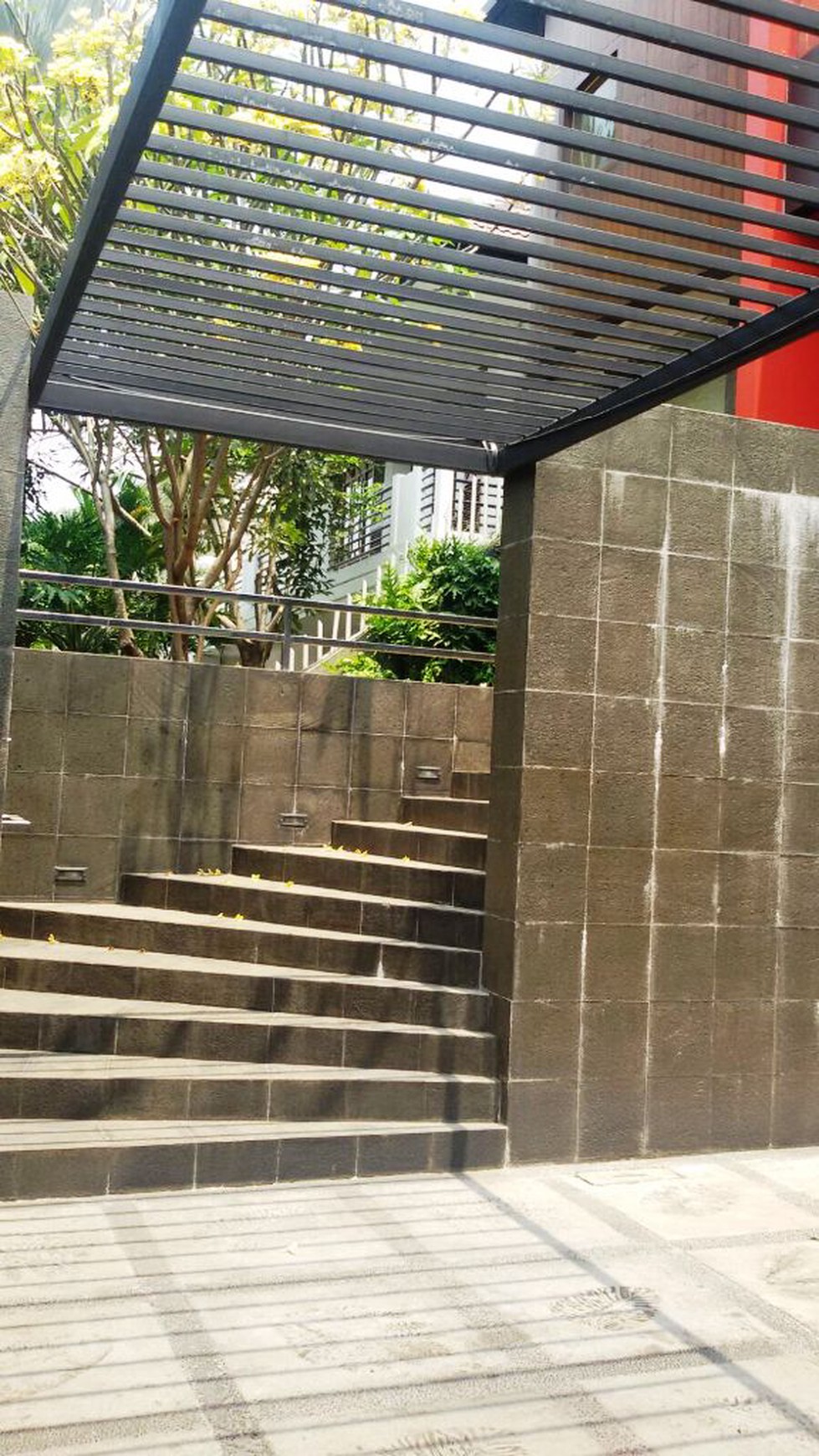 Rumah Mewah, strategis,siap huni,halaman luas di Pondok Indah