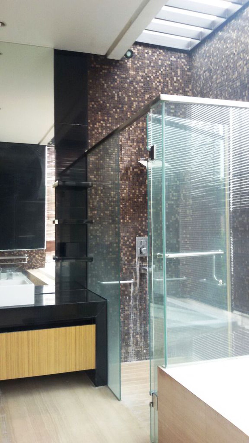 Rumah Mewah, strategis,siap huni,halaman luas di Pondok Indah