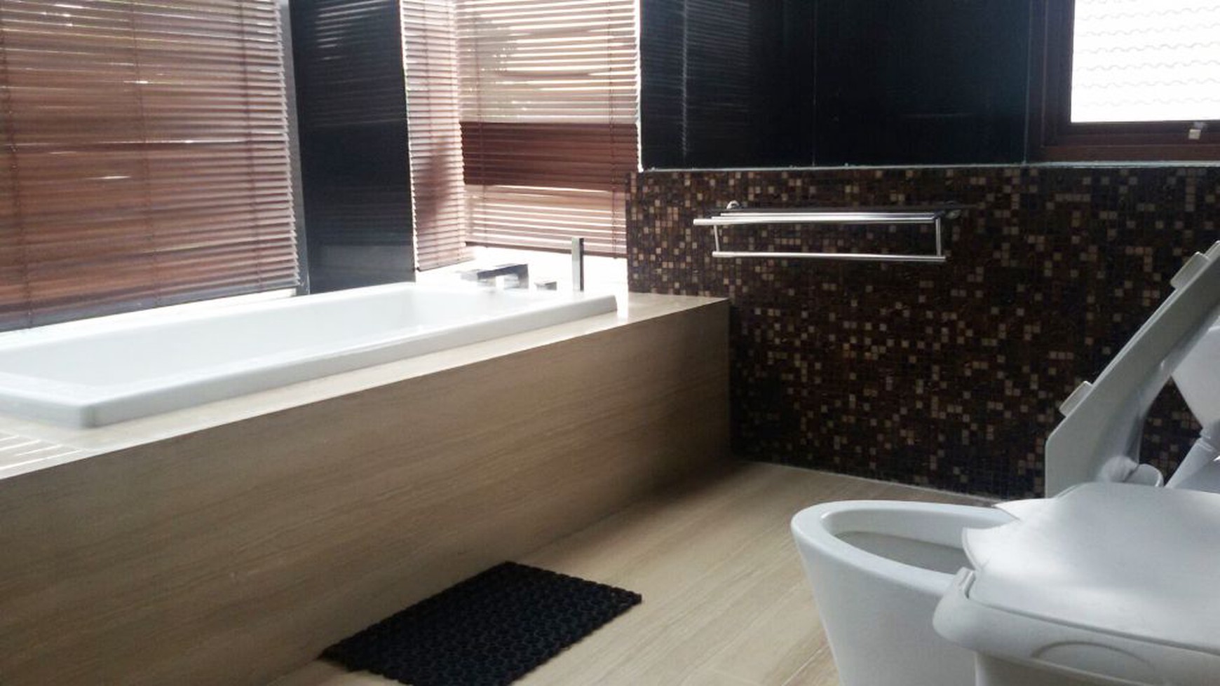 Rumah Mewah, strategis,siap huni,halaman luas di Pondok Indah