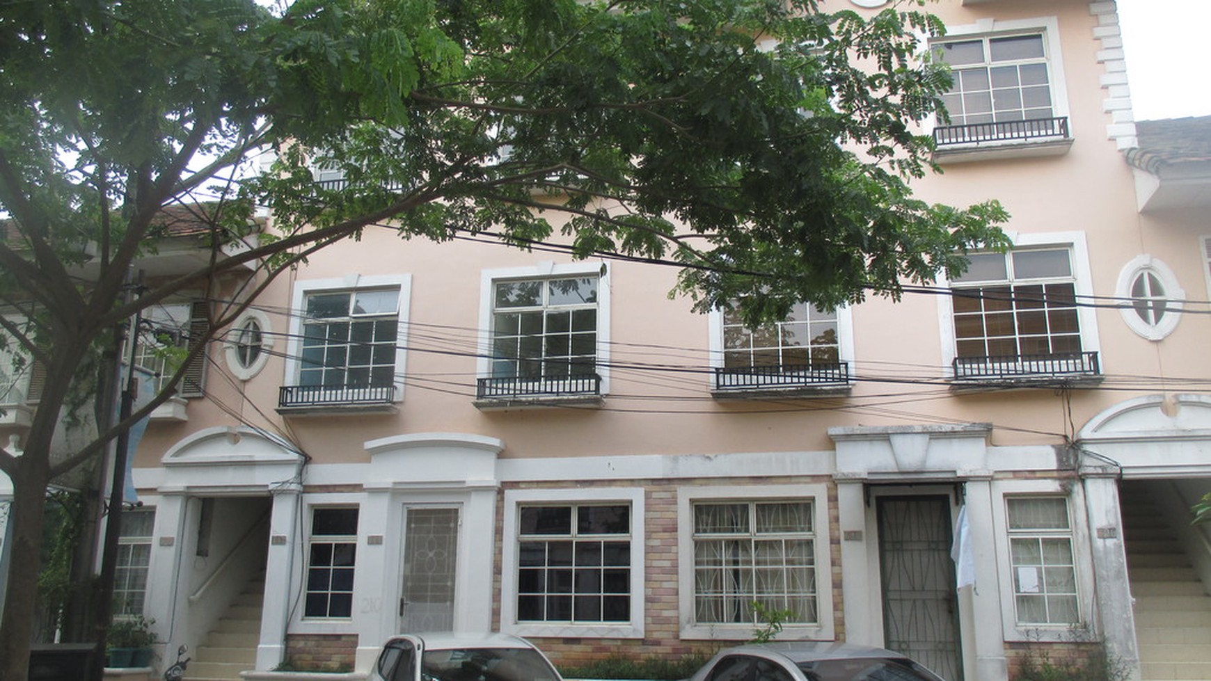 Disewakan Townhouse Taman Elok lantai 2 & 3 Semi Furnished - Lippo Karawaci