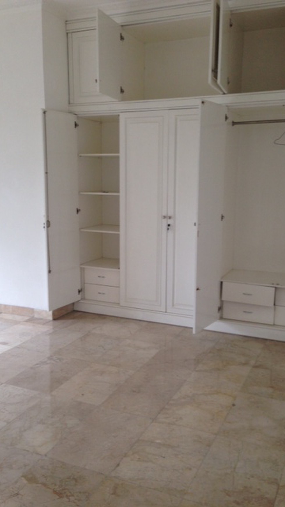 Disewakan Rumah mewah asri dan nyaman, lokasi strategis - Pejaten Barat