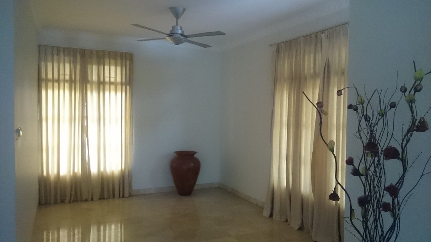 Disewakan Rumah mewah asri dan nyaman, lokasi strategis - Pejaten Barat