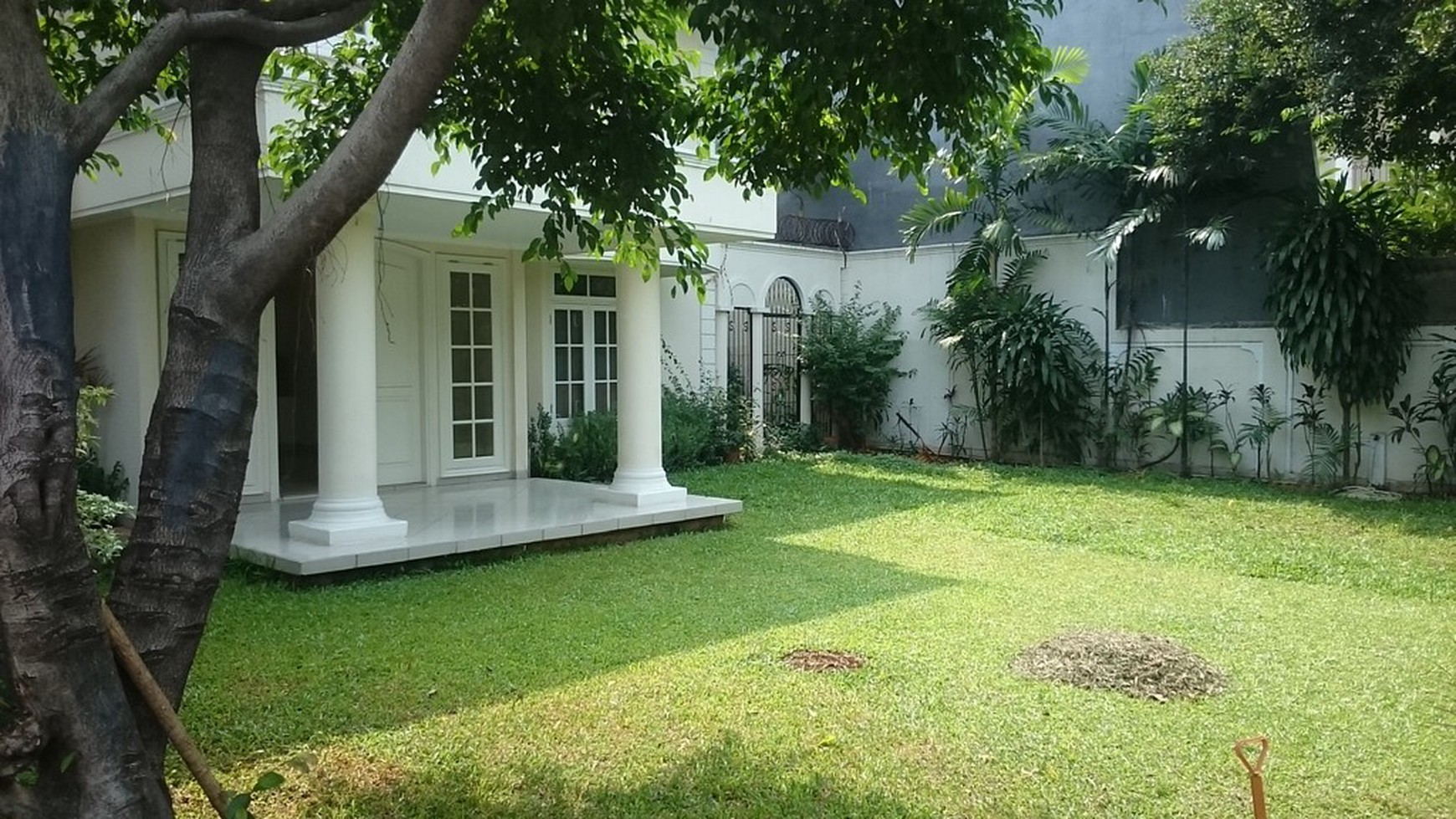 Disewakan Rumah mewah asri dan nyaman, lokasi strategis - Pejaten Barat