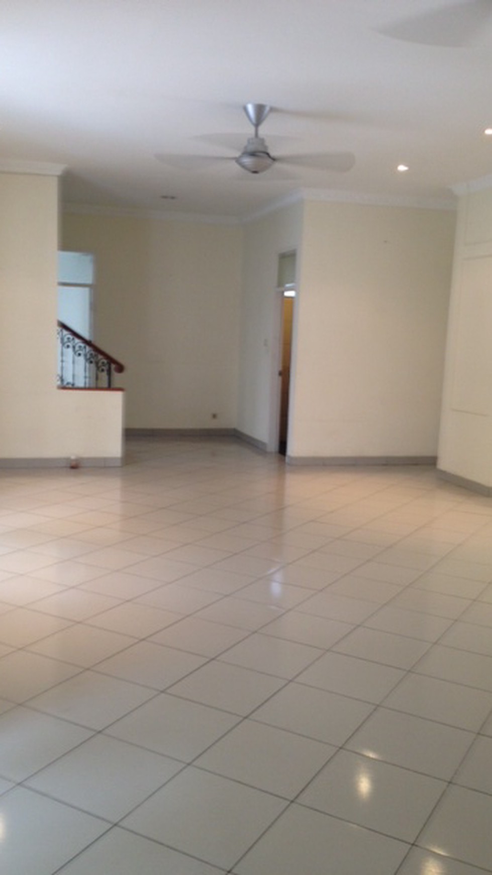 Disewakan Rumah mewah asri dan nyaman, lokasi strategis - Pejaten Barat