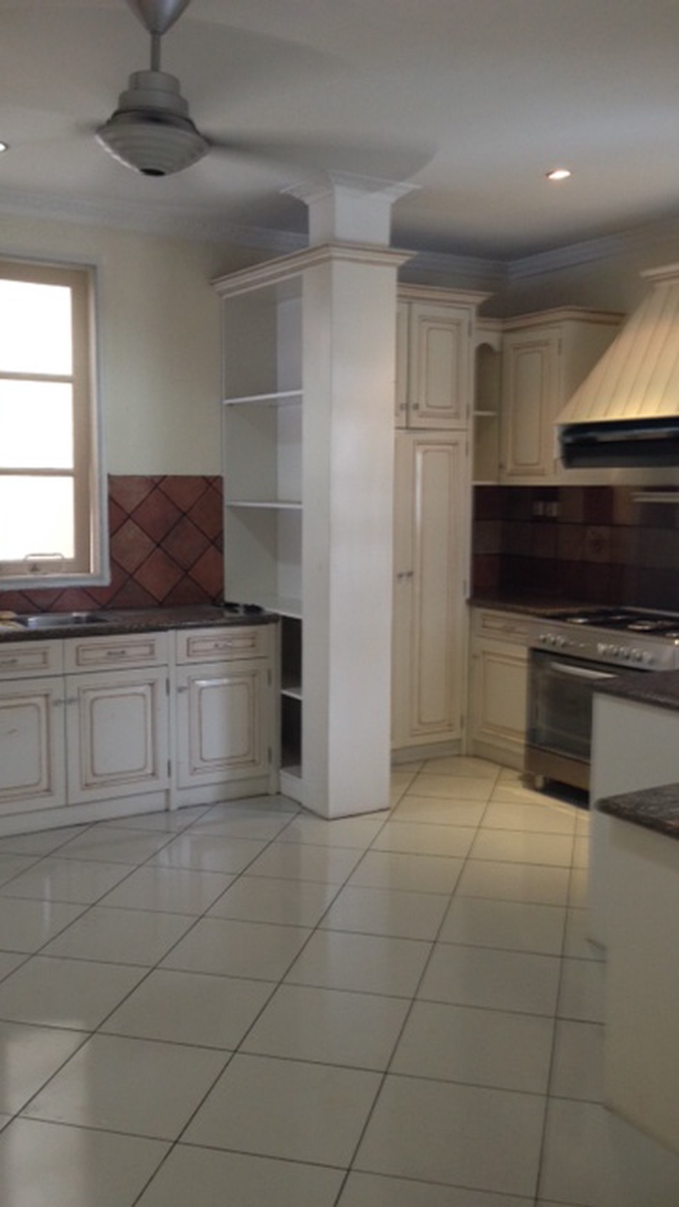 Disewakan Rumah mewah asri dan nyaman, lokasi strategis - Pejaten Barat