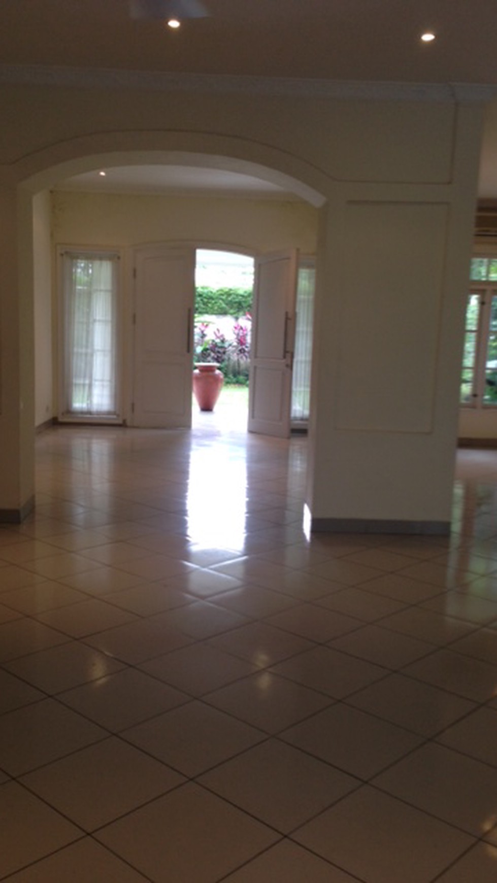 Disewakan Rumah mewah asri dan nyaman, lokasi strategis - Pejaten Barat