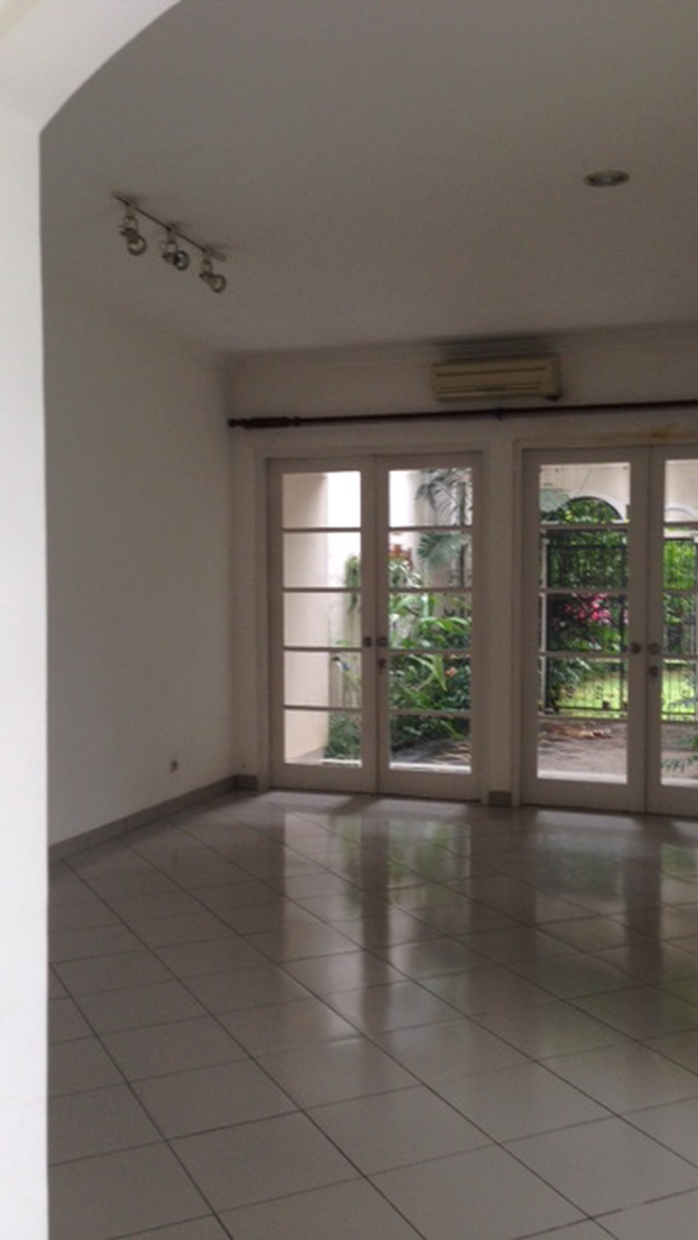 Disewakan Rumah mewah asri dan nyaman, lokasi strategis - Pejaten Barat