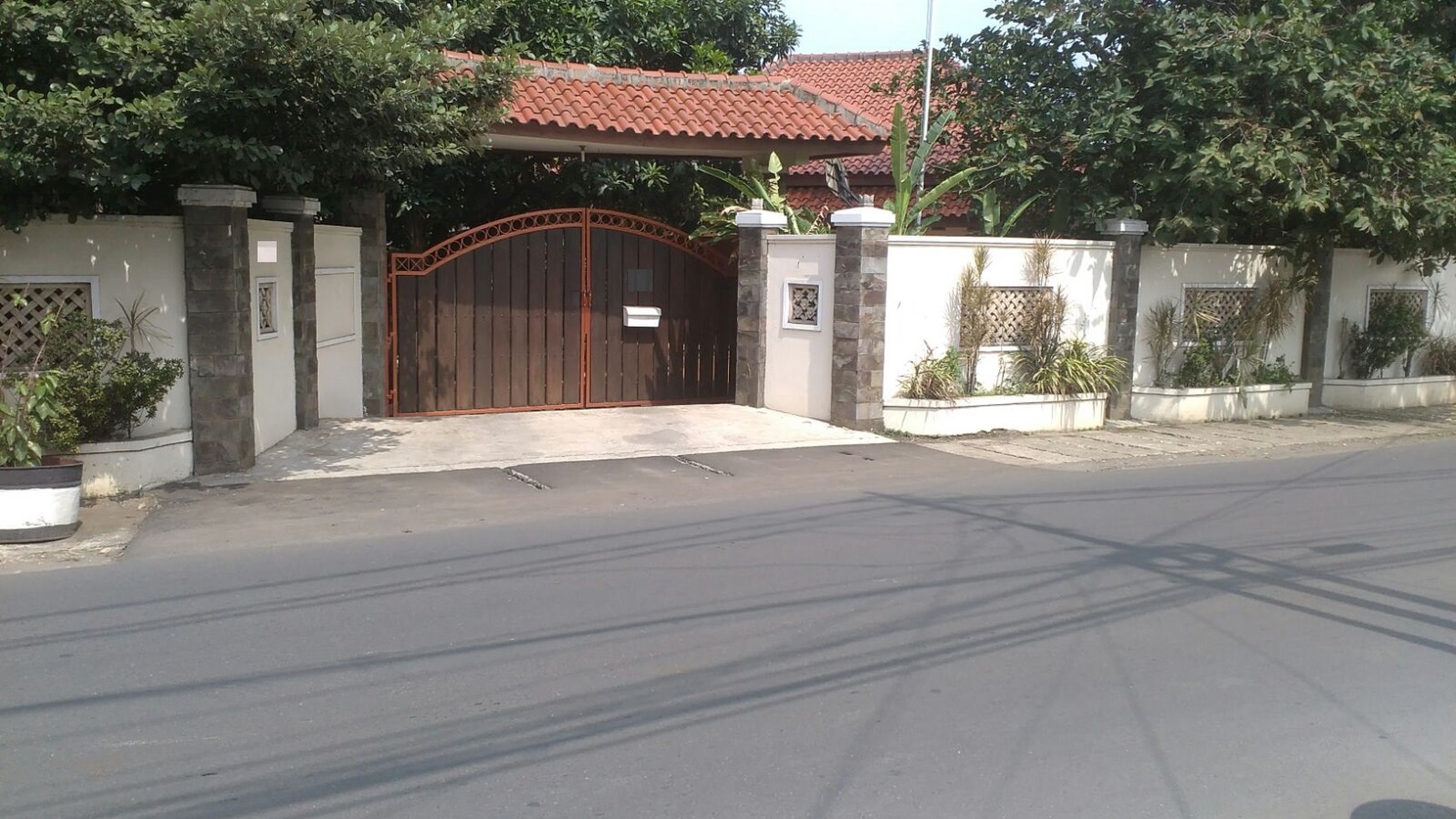 RUMAH PINGGIR JALAN, HALAMAN BELAKANG LUAS,BAGUS DIJAKARTA TIMUR