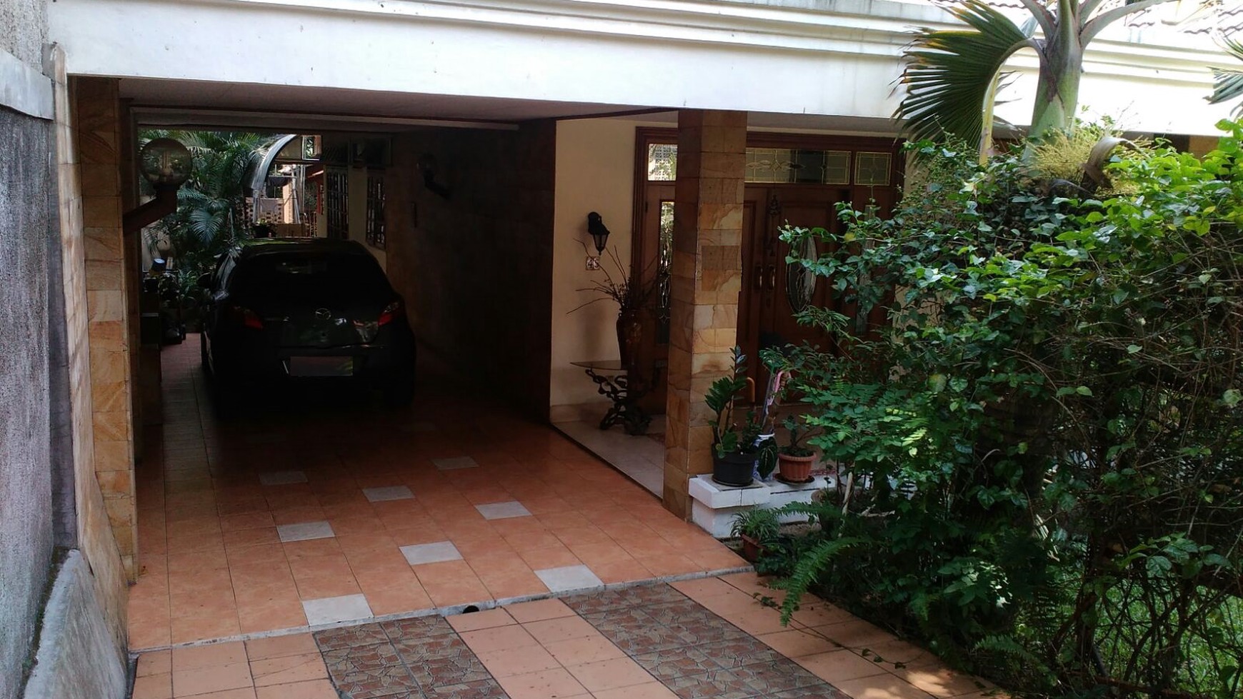 RUMAH PINGGIR JALAN, HALAMAN BELAKANG LUAS,BAGUS DIJAKARTA TIMUR