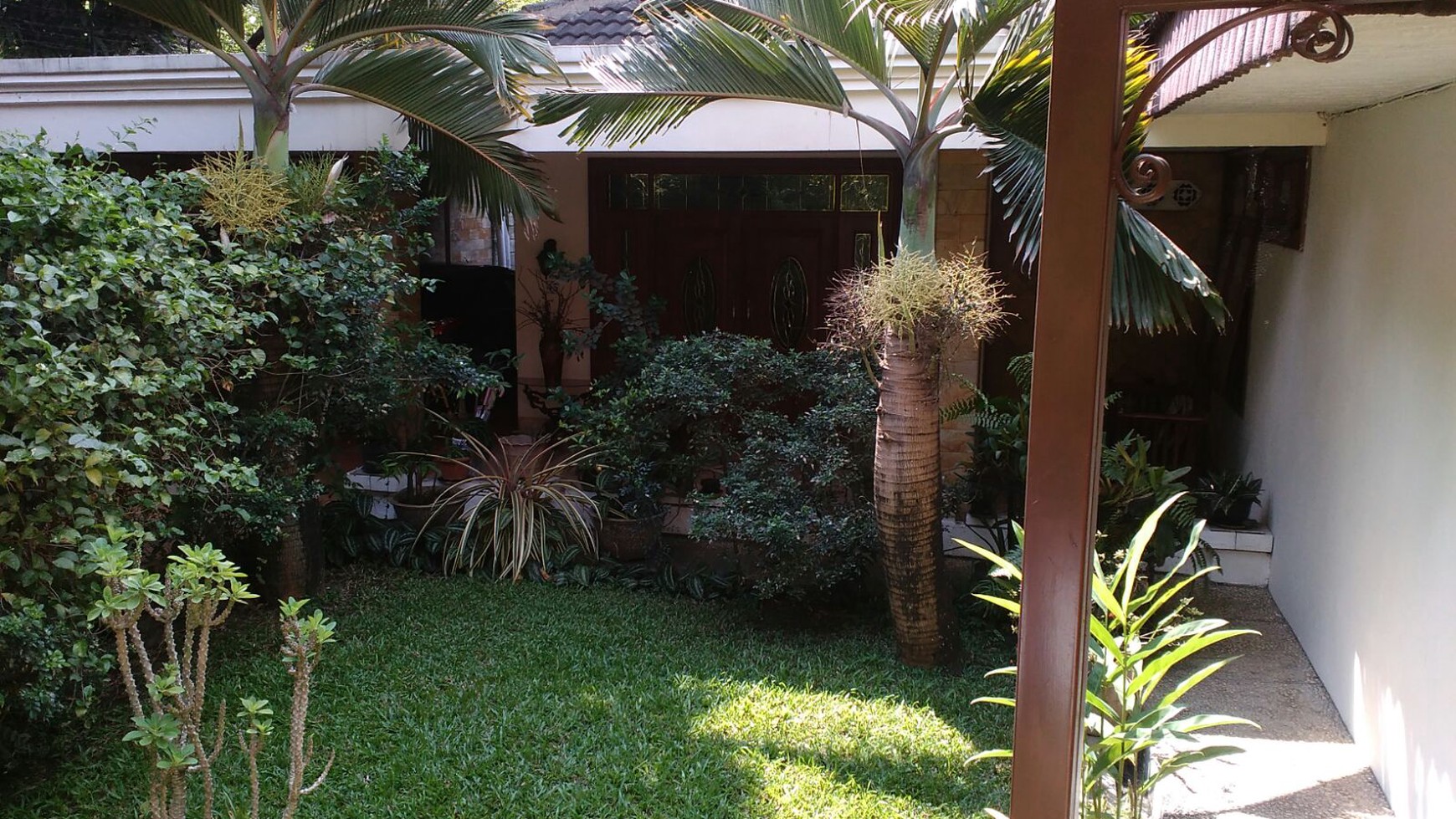 RUMAH PINGGIR JALAN, HALAMAN BELAKANG LUAS,BAGUS DIJAKARTA TIMUR