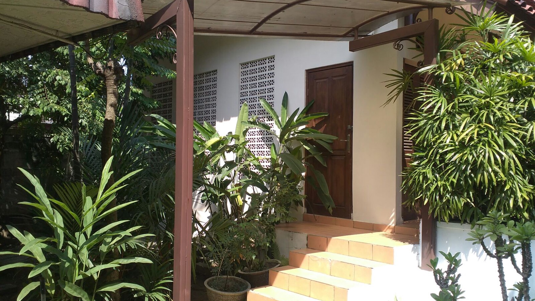 RUMAH PINGGIR JALAN, HALAMAN BELAKANG LUAS,BAGUS DIJAKARTA TIMUR