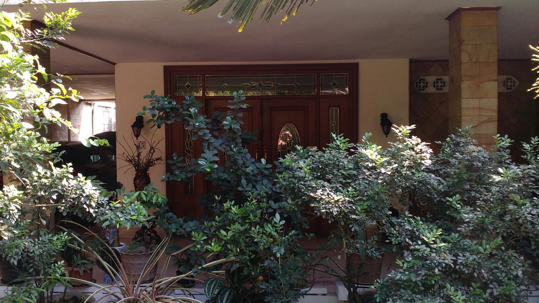 RUMAH PINGGIR JALAN, HALAMAN BELAKANG LUAS,BAGUS DIJAKARTA TIMUR