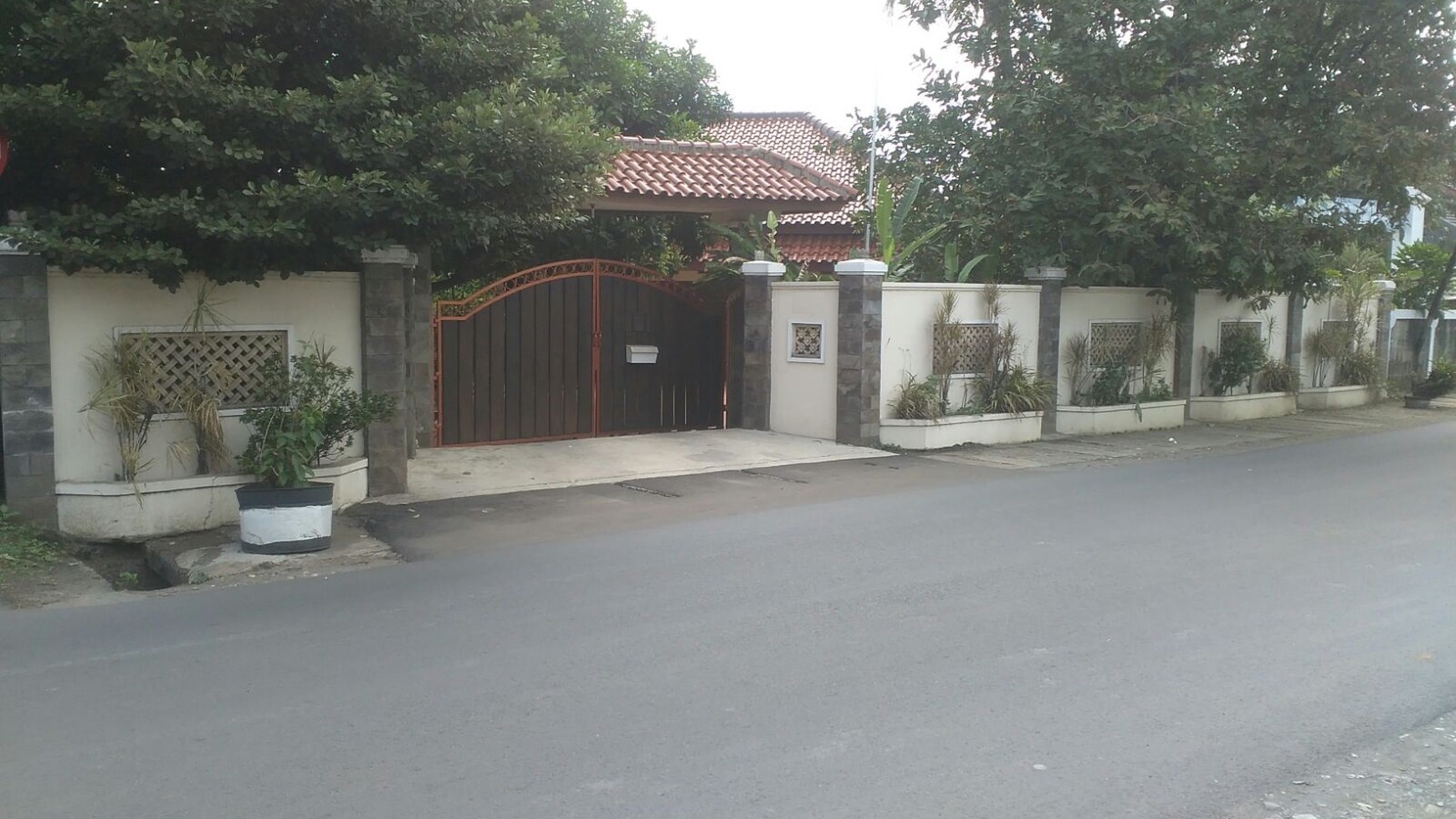 RUMAH PINGGIR JALAN, HALAMAN BELAKANG LUAS,BAGUS DIJAKARTA TIMUR
