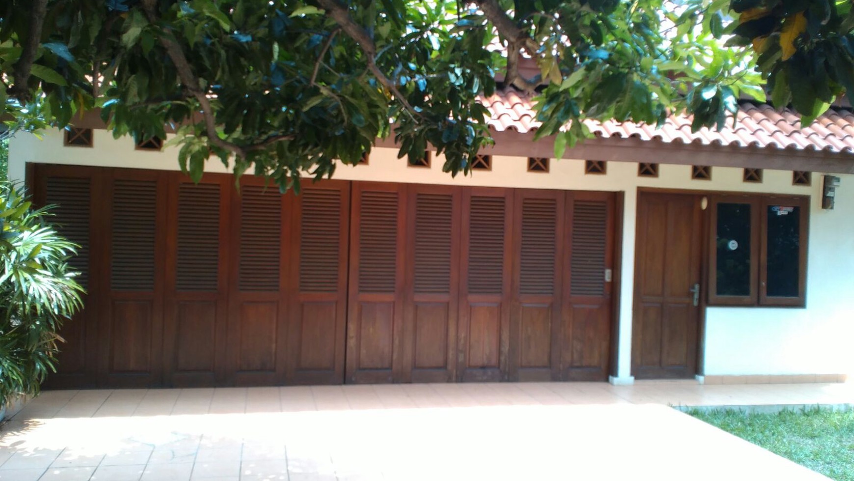 RUMAH PINGGIR JALAN, HALAMAN BELAKANG LUAS,BAGUS DIJAKARTA TIMUR