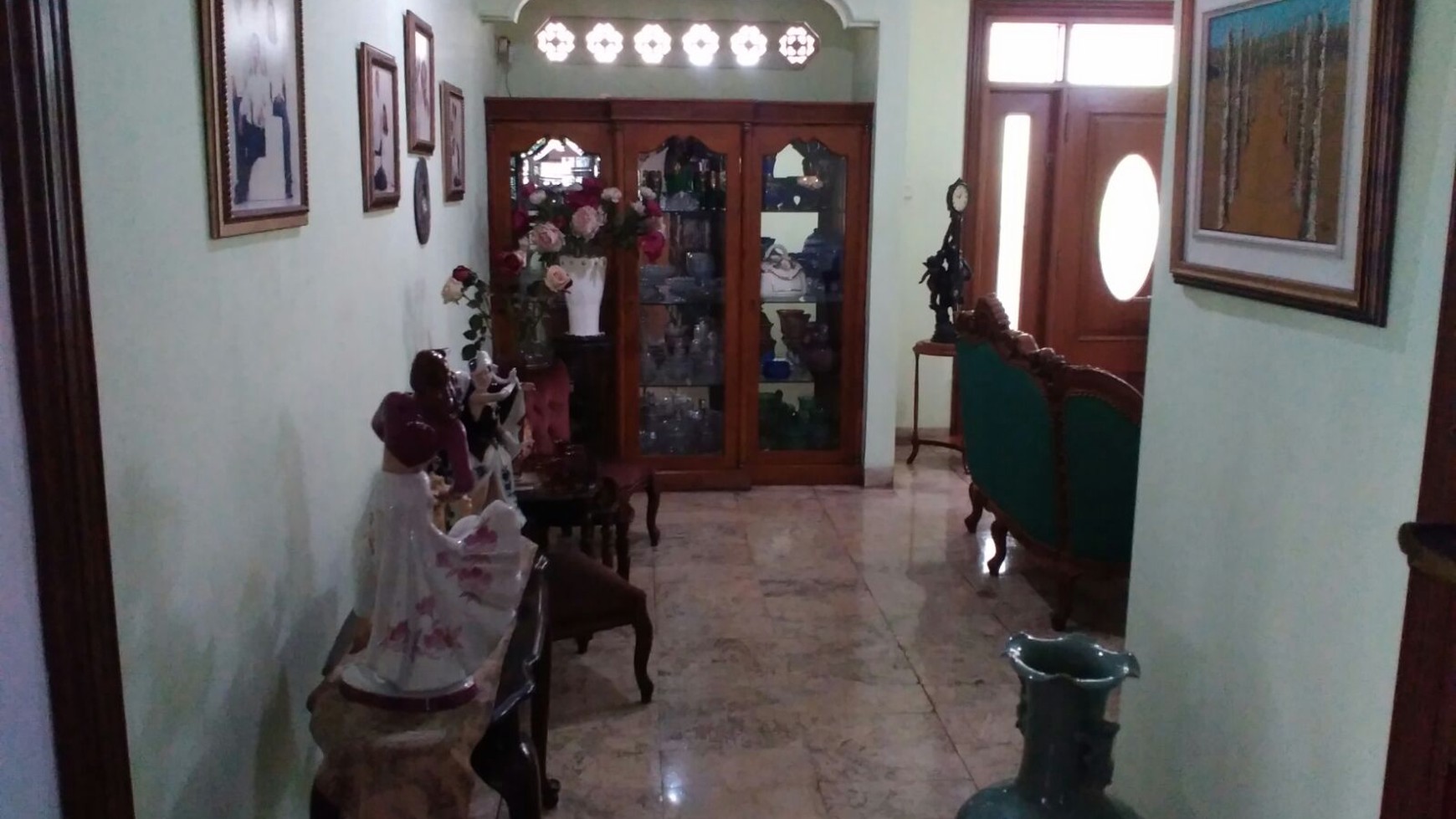 RUMAH PINGGIR JALAN, HALAMAN BELAKANG LUAS,BAGUS DIJAKARTA TIMUR