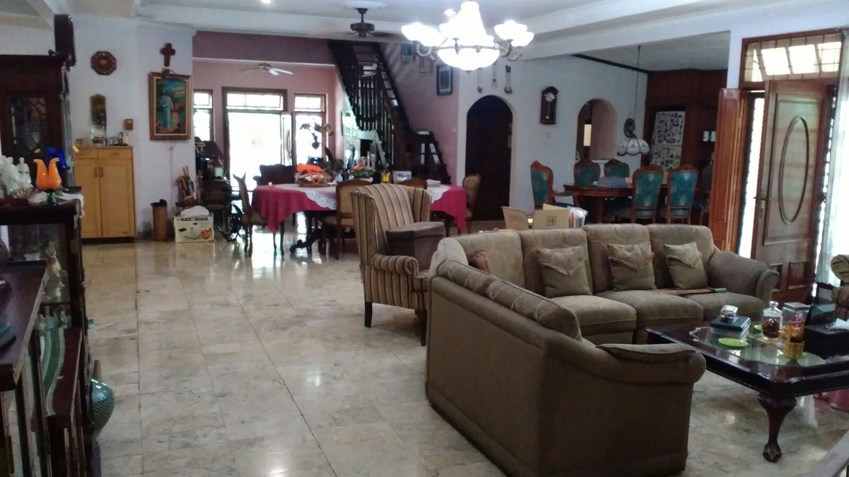 RUMAH PINGGIR JALAN, HALAMAN BELAKANG LUAS,BAGUS DIJAKARTA TIMUR