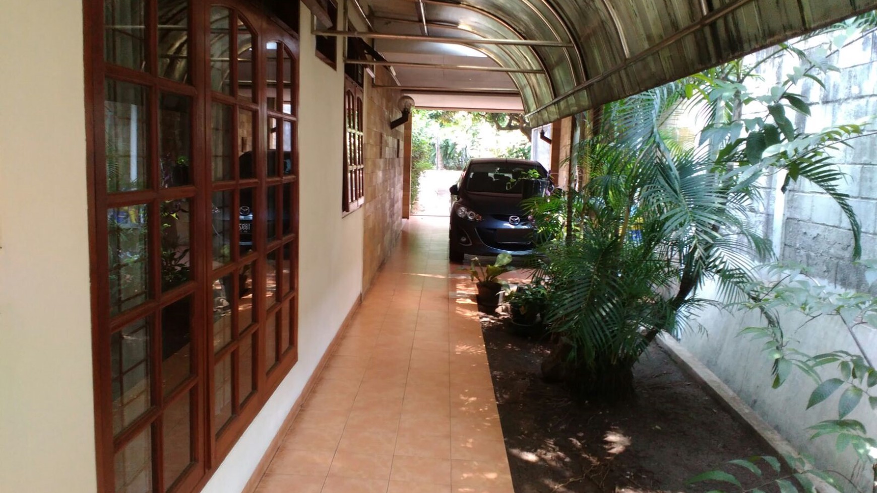 RUMAH PINGGIR JALAN, HALAMAN BELAKANG LUAS,BAGUS DIJAKARTA TIMUR