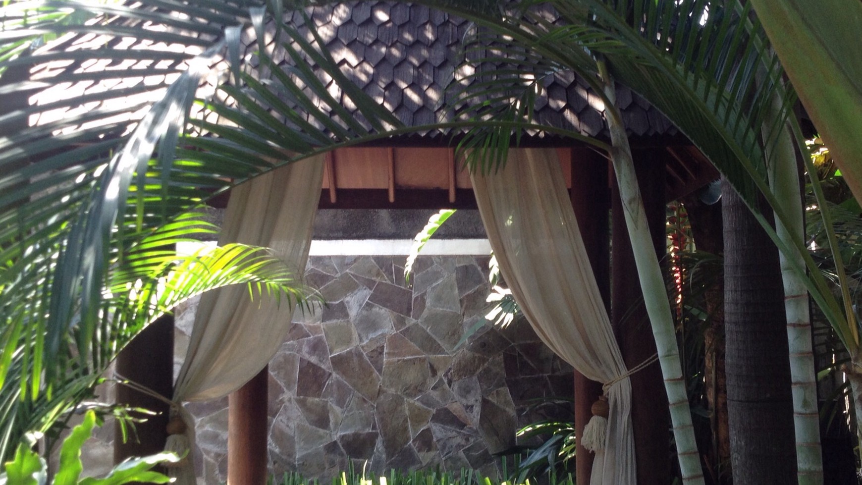 Rumah bergaya minimalis contemporer nyaman dan asri #AK