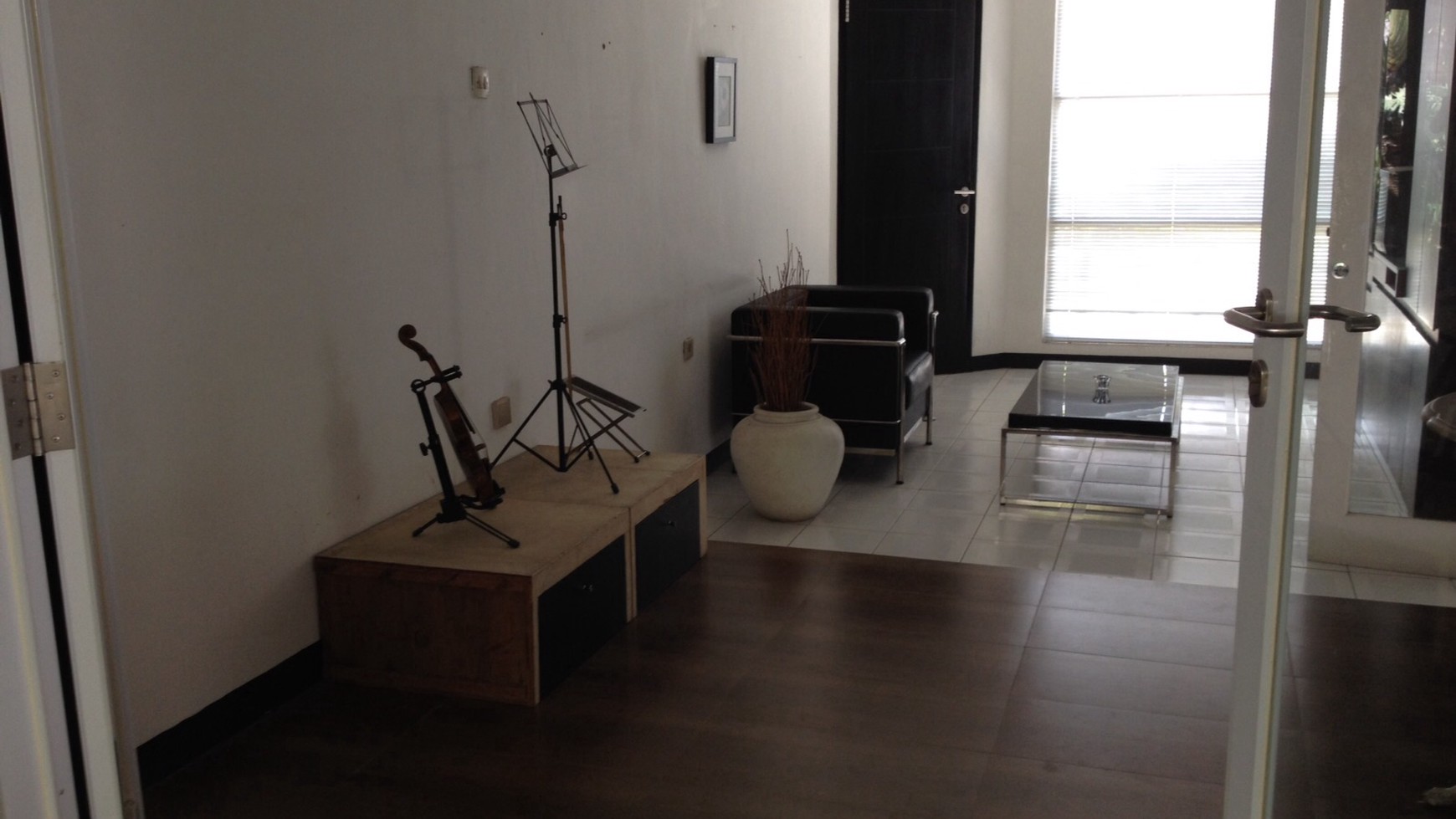 Rumah bergaya minimalis contemporer nyaman dan asri #AK